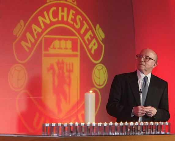 Stiles, ex jugador del manchester United, haciendo un discurso en 2008 durante en el acto memorial de la tragedia de Múnich (Photo by John Peters/Manchester United via Getty Images)