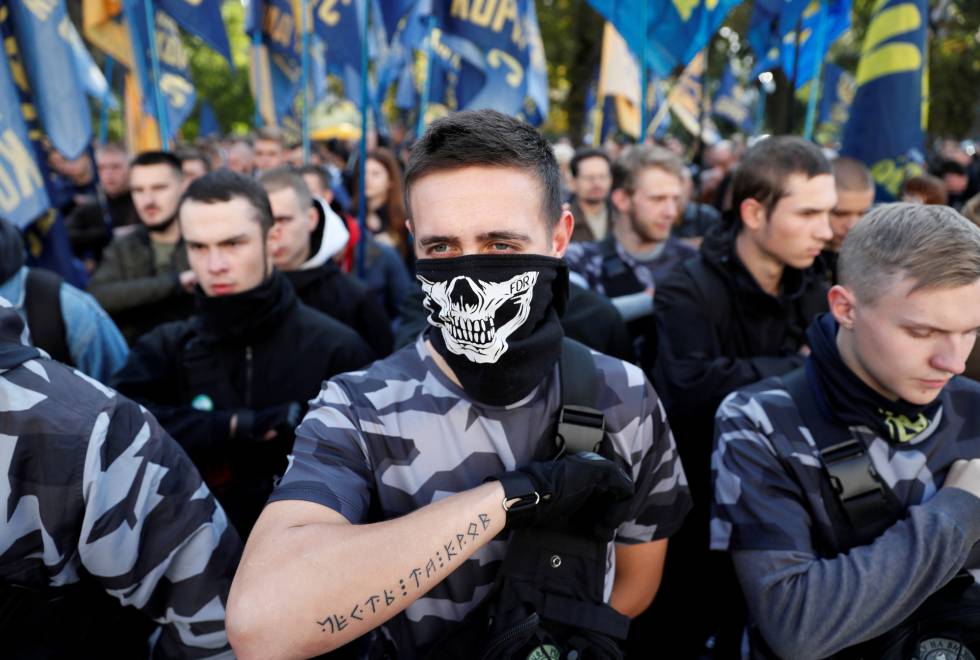 Miembros de la milicia nacional Azov, vinculada a la extrema derecha, el 2de marzo en Kiev.