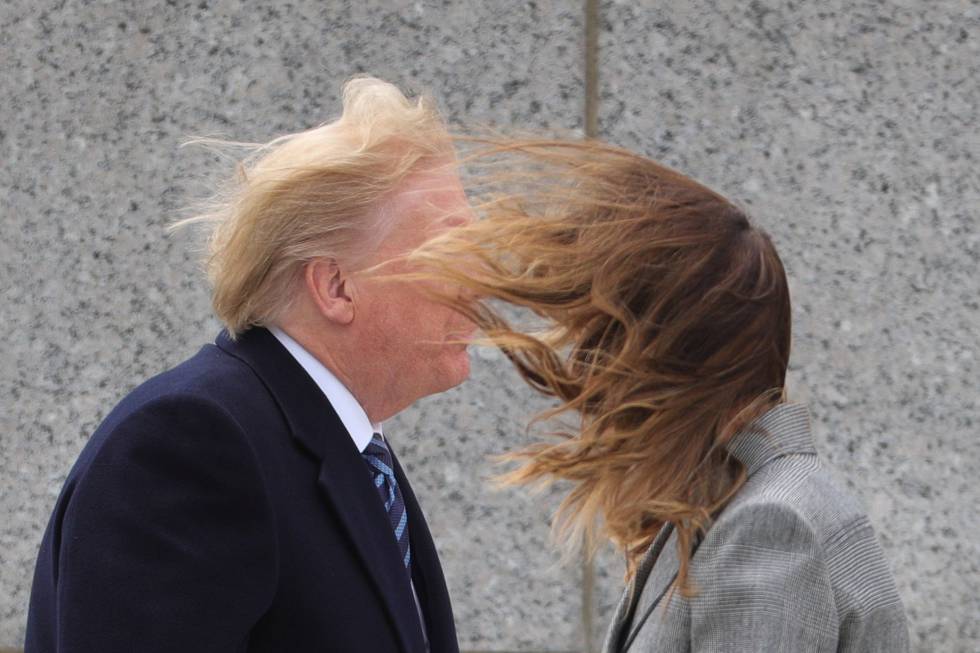 Donald y Melania Trump se besan en Washington durante los actos del 75º aniversario del Día de la Victoria en Europa.