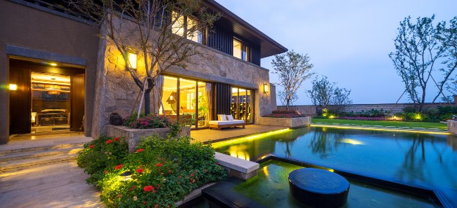 hermosa casa con piscina y luces exteriores