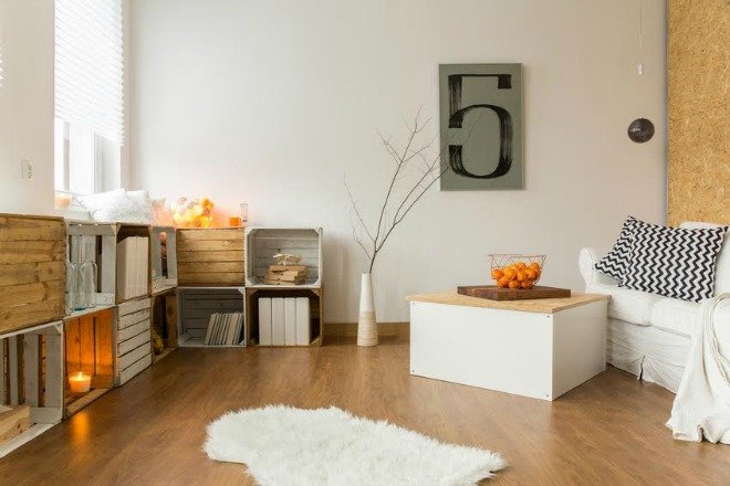 Una sala de estar con detalles en madera. 