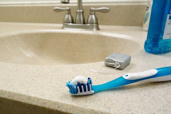 Cepillo de dientes en el mostrador del baño