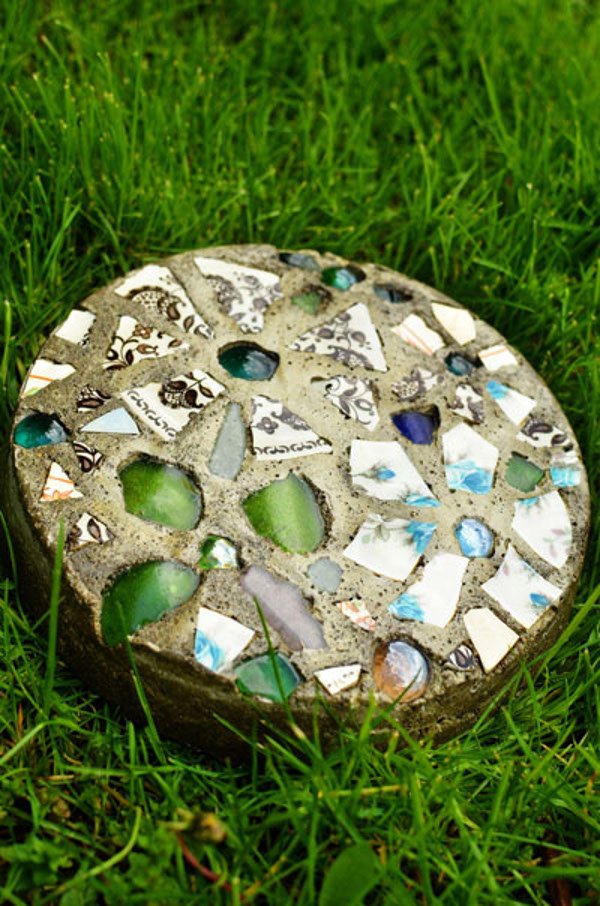 Un trampolín de mosaico en la hierba. 