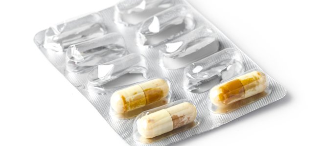 Tres pastillas caducadas en un paquete de plástico