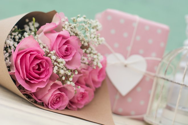 rosas rosadas y regalo en envoltura rosa