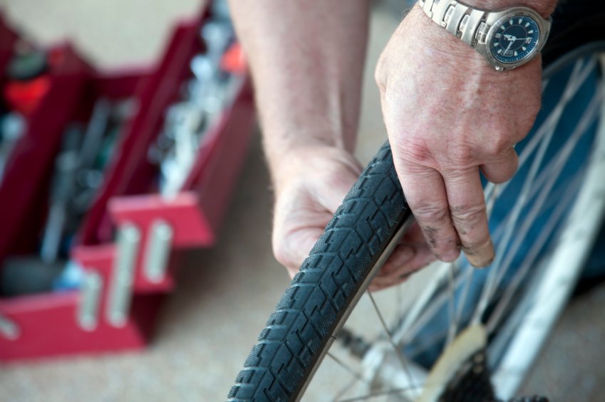 Un hombre inspeccionó un neumático de bicicleta.