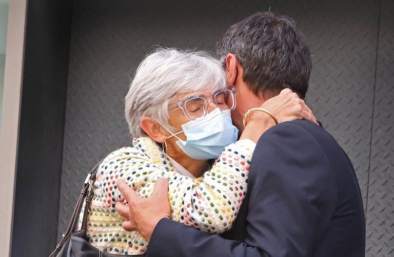 Josep Lluis Trapero se abraza con su abogada Olga Tubau tras hacerse oficial su absolución del delito de sedición.