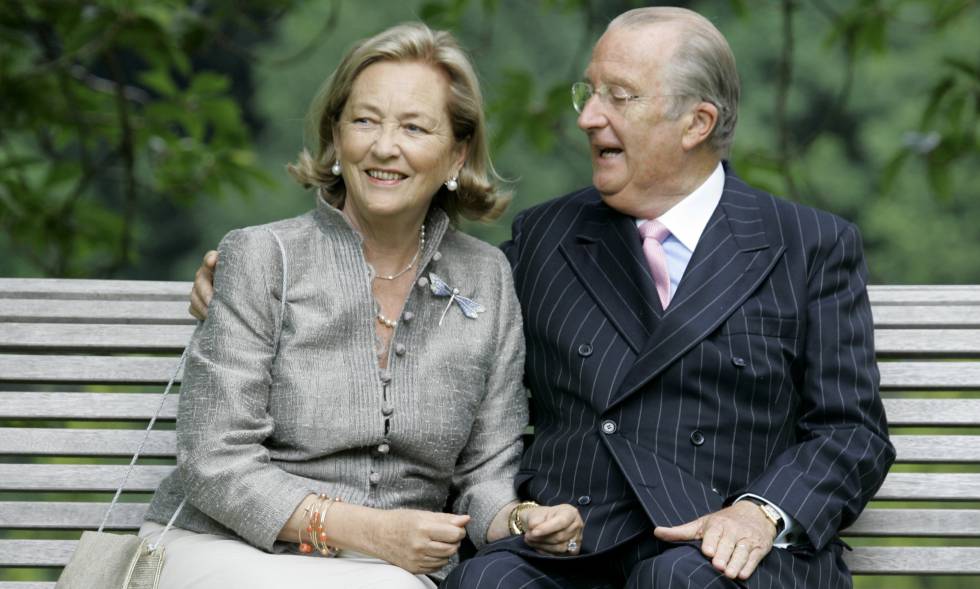 El rey Alberto II, con su esposa la reina Paola, en el Palacio de Laeken, en 2008.
