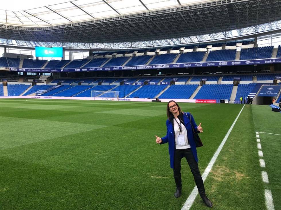 Iris Córdoba, en el estadio de la Real Sociedad, en una visita en la que acompañó a socios del GSIC para unas jornadas de trabajo en el club.