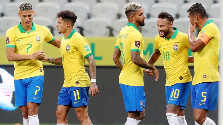 Los jugadores de la selección de Brasil celebran un gol.