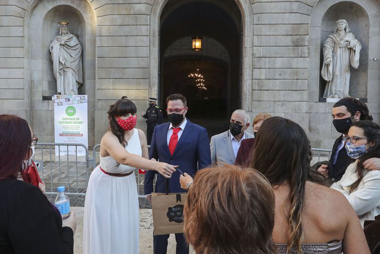Una pareja de recién casados ante el Ayuntamiento de Barcelona.
