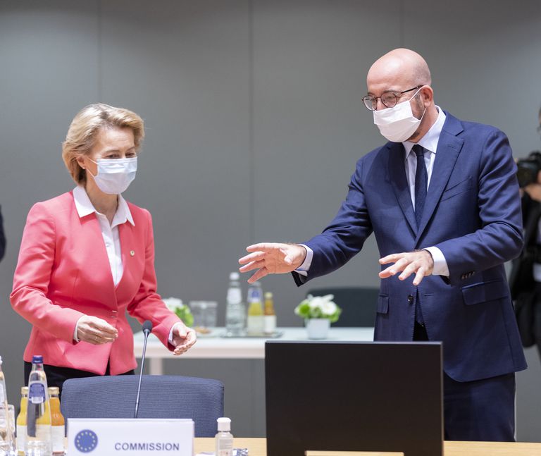 La presidenta de la Comisión Europea, Ursula von der Leyen, junto al presidente del Consejo Europeo, Charles Michel, en una reunión en julio, en Bruselas.