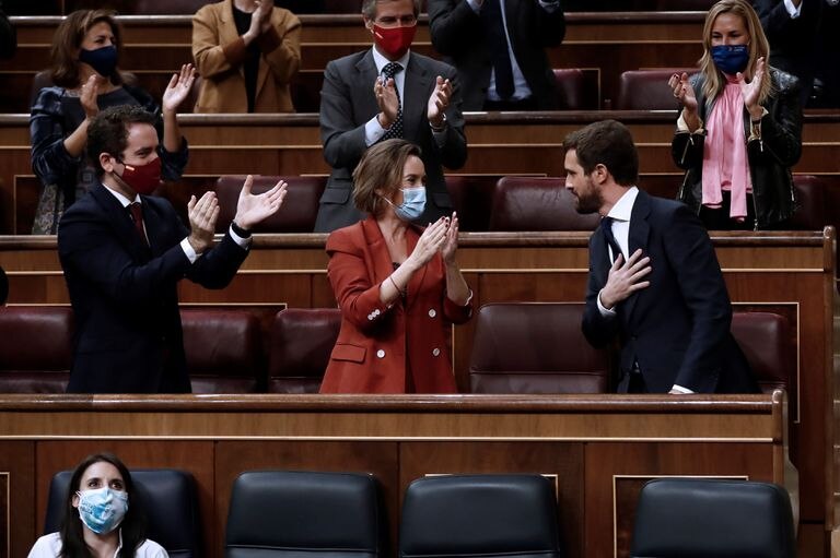El líder del PP, Pablo Casado, es ovacionado por los miembros de su grupo parlamentario tras su intervención en la segunda sesión del debate de moción de censura presentada por Vox.