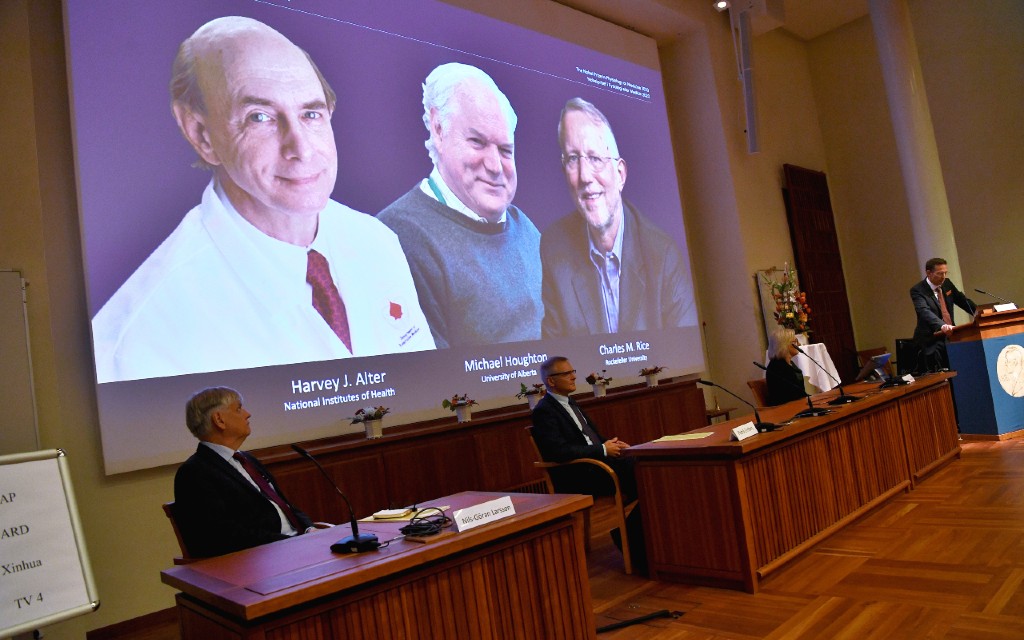 Científicos que ayudaron a identificar hepatitis C ganan Premio Nobel de Medicina 2020