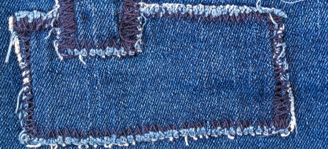 Cómo coser un parche sobre el agujero de tus jeans