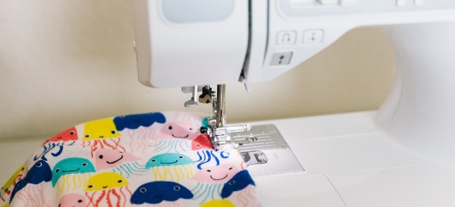 hermano máquina de coser con tela