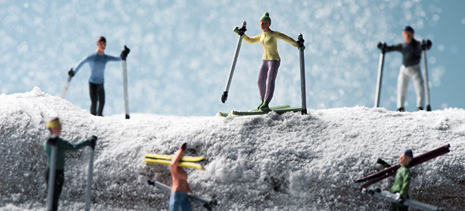 Pequeñas figuritas de esquiadores