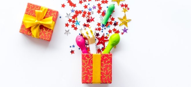 caja de regalo colorida con decoraciones que explotan