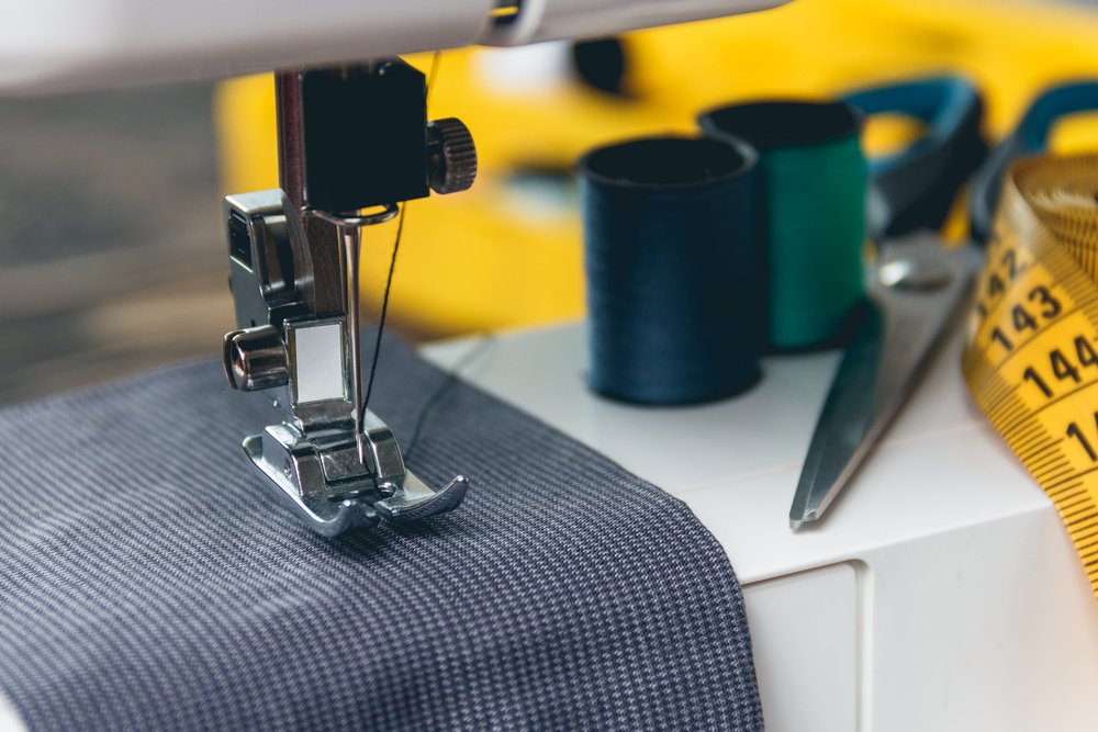 máquina de coser coser tela gris
