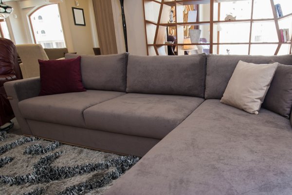gran sofá seccional de color topo