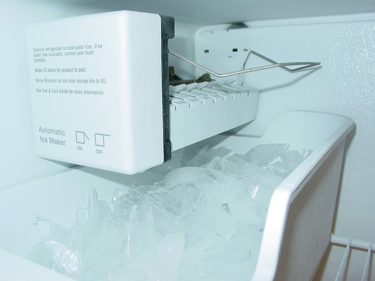 máquina de hielo en el congelador
