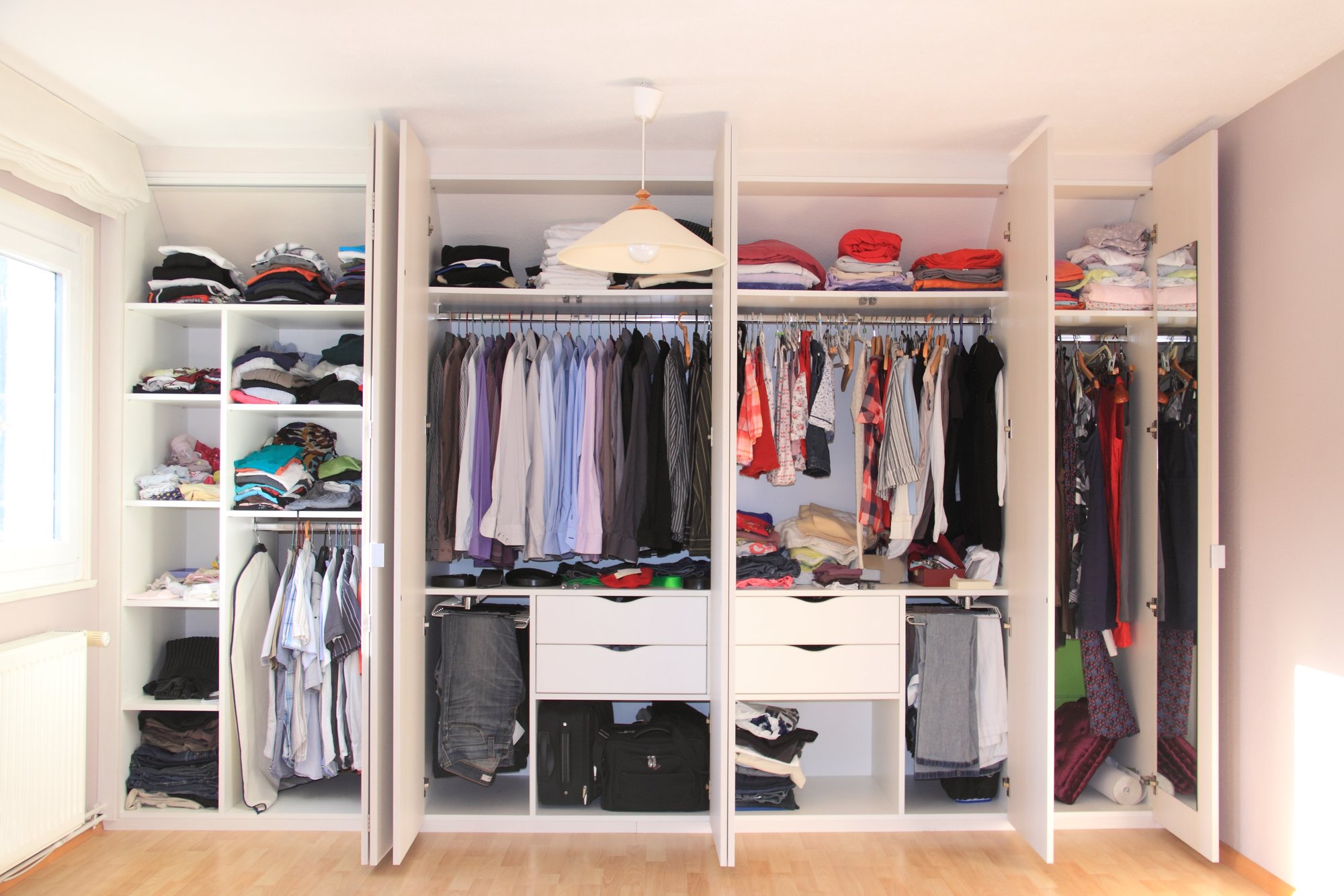 Un armario organizado.