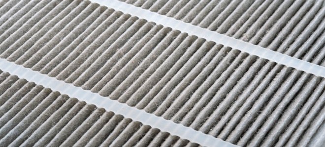 Un filtro HVAC cubierto de polvo. 