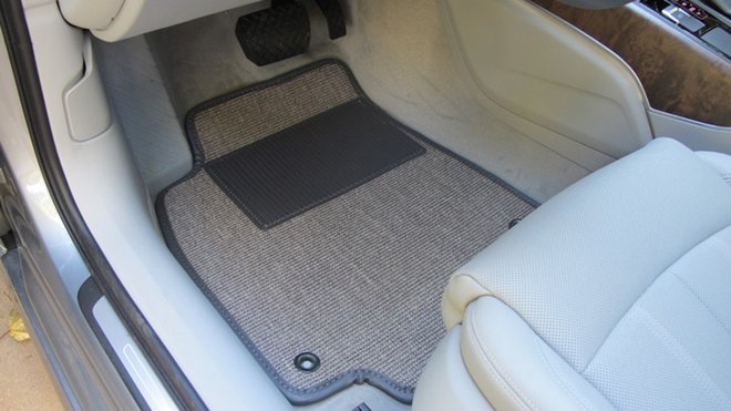 alfombra de piso en un coche