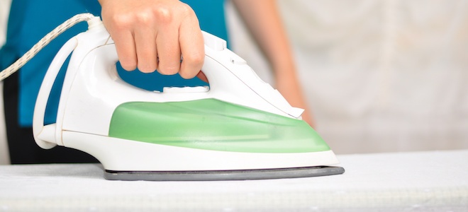 Cómo quitar el plástico derretido de una plancha de ropa