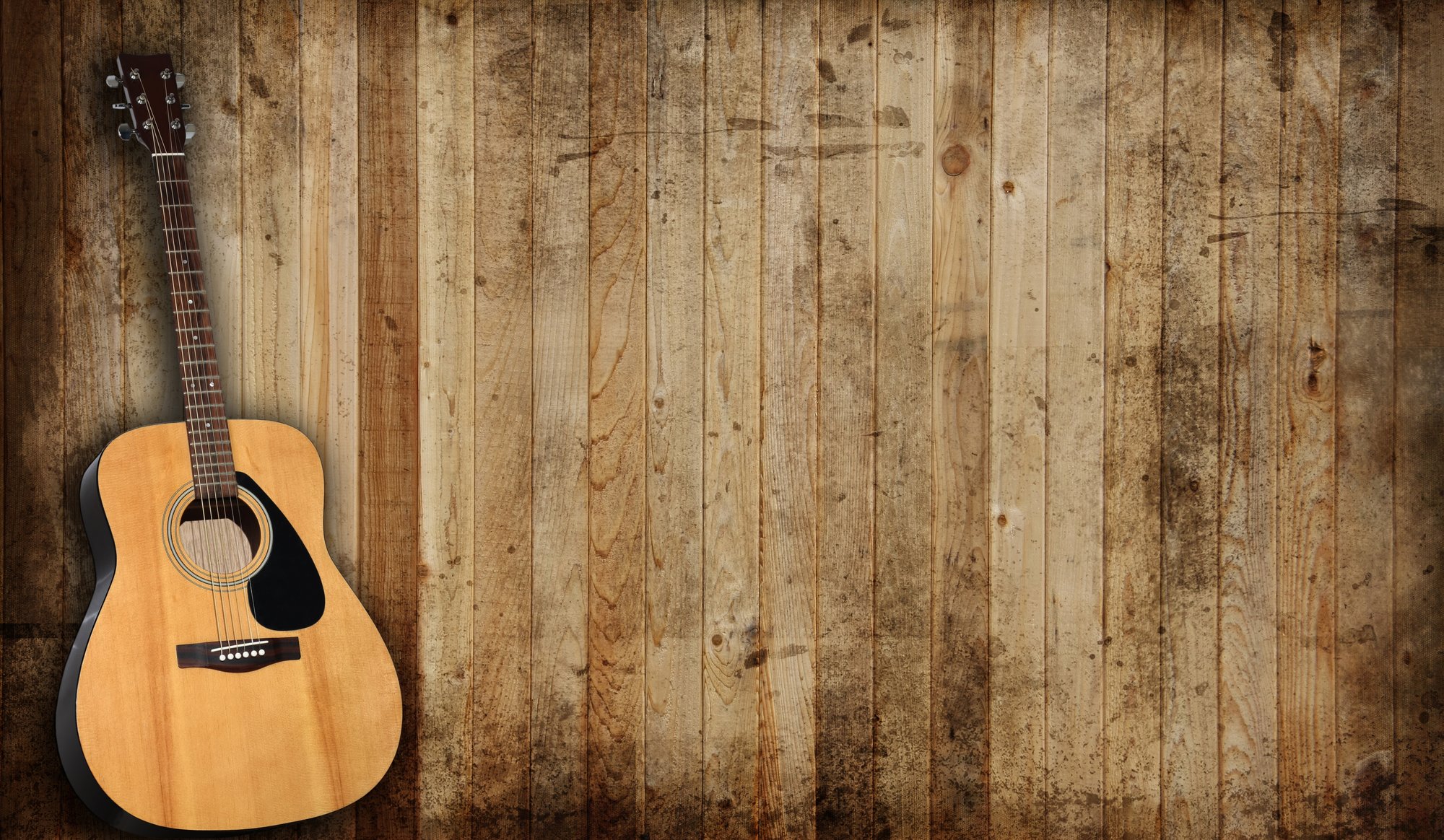 Una guitarra sobre un fondo de madera.