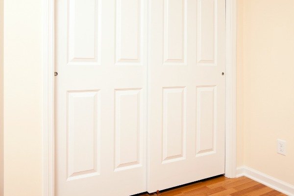 puertas correderas blancas para armario