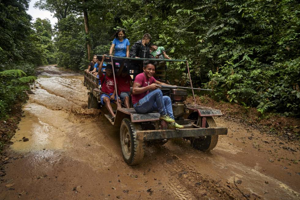 Indígenas de las etnias borari y arapiun durante el recorrido mensual de inspección del territorio en prevención de la presencia de madereros ilegales. Pinche en la foto para ver la galería completa.