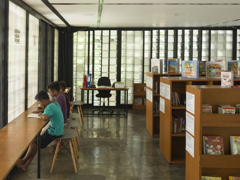 Interior de la Microbiblioteca Taman Bima, en en Bandung (Indonesia).