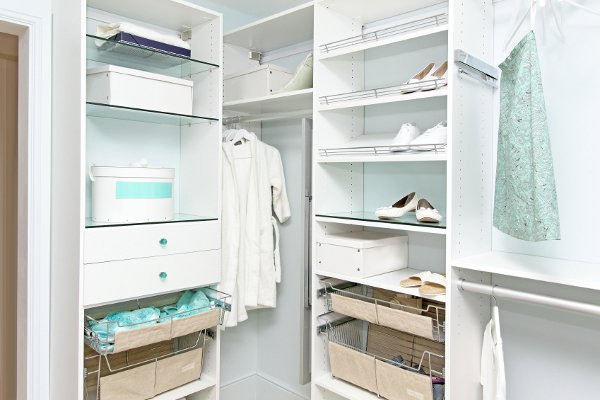 Un armario con muchas estanterías.