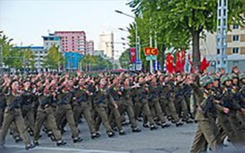 Corea del Norte presenta nuevas armas en desfile militar