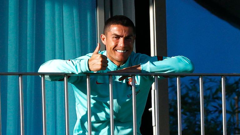 Cristiano Ronaldo saluda desde la habitación en la que está confinado, en Oeiras (Portugal).