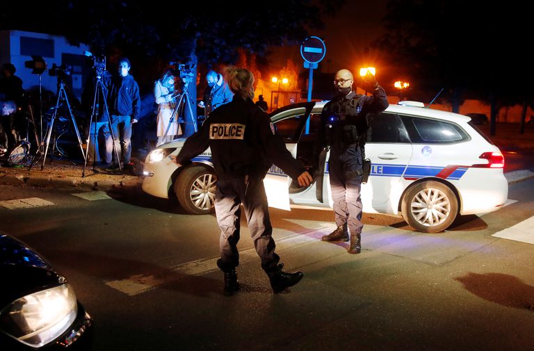 Agentes de policía, en la zona del ataque, este viernes en Conflans-Sainte-Honorine, cerca de París.