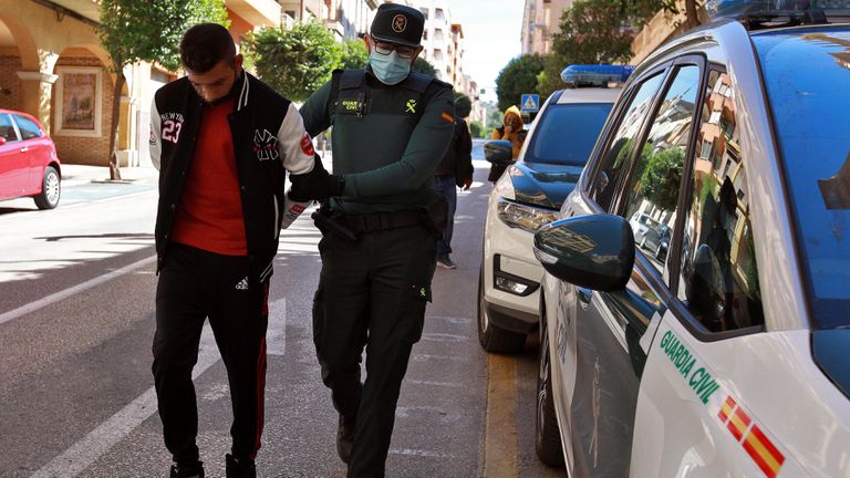 Traslado al Juzgado de Ontinyent (Valencia) de uno de los detenidos por la violación grupal a una menor de 14 años, el 3 de octubre.