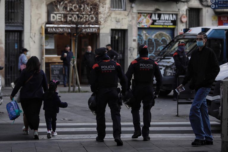Agentes de policía durante el operativo antidroga en el barrio del Raval, Barcelona.