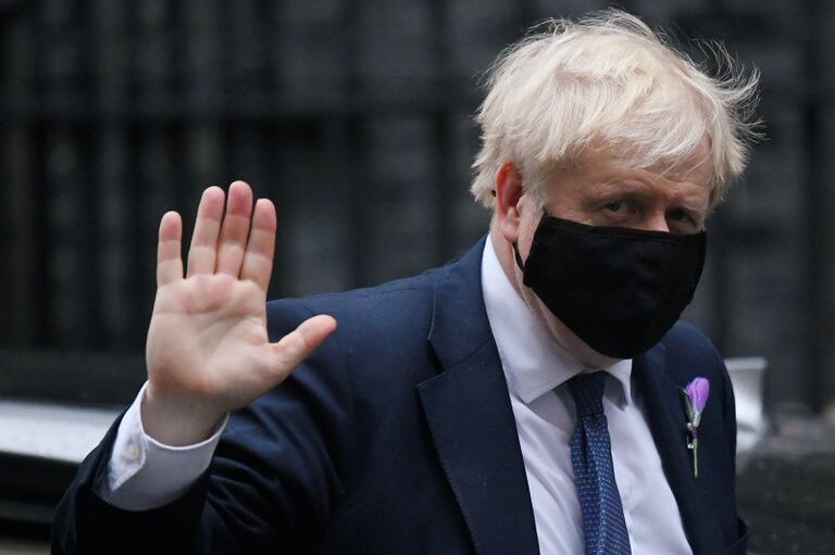 Boris Johnson entra este miércoles a su residencia de Downing Street.