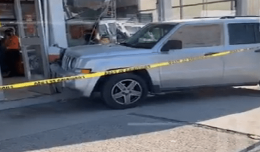 Dos niñas son atropelladas por camioneta que se estampa contra una pizzería en Querétaro