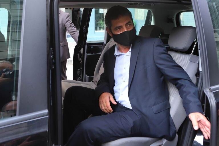 El 'major' de los Mossos, Josep Lluís Trapero, sale de comisaría tras conocer su absolución.