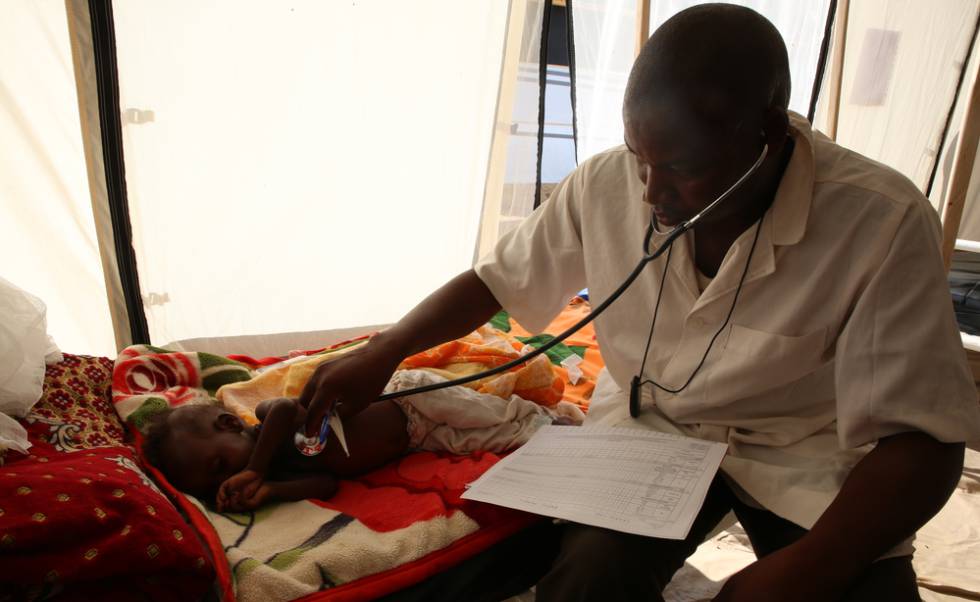 Un doctor examina a un niño con desnutrición en un centro de salud de MSF en Yamena, Chad.