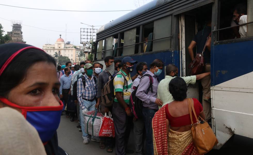 Según Elsa Marie D'Silva, en India también sería importante rediseñar el transporte público para que sea más seguro para las mujeres. En los trenes y los autobuses ya hay asientos y compartimentos especiales para ellas, pero la activista denuncia que 
