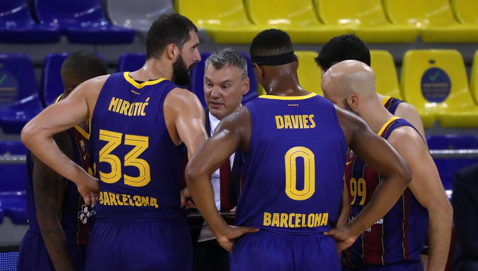 Sarunas Jasikevicius habla con sus jugadores en un tiempo muerto en el partido ante el CSKA Moscú