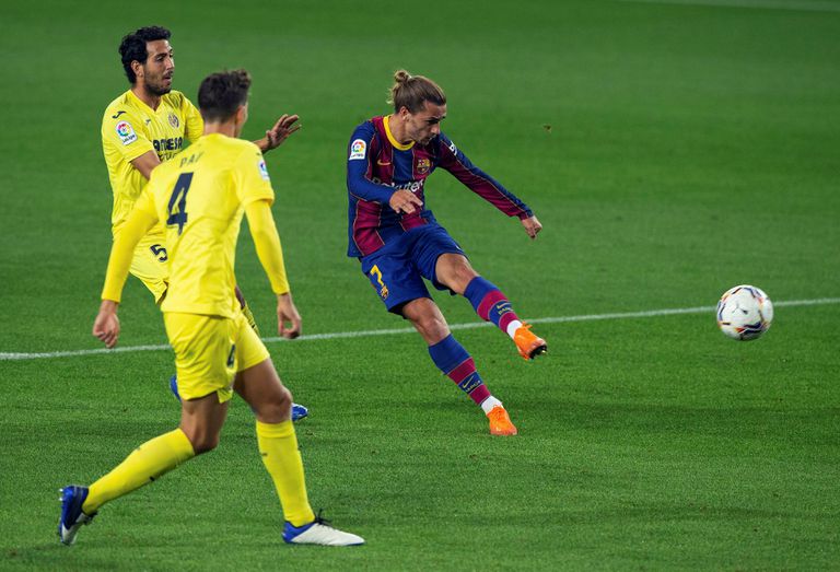 El delantero del Barcelona Antoine Griezmann chuta ante Pau Torres y Dani Parejo.