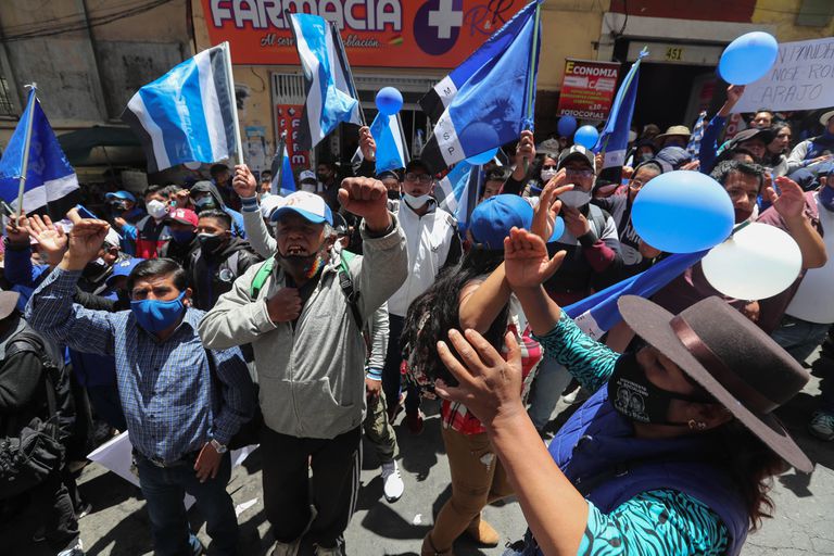Seguidores del Movimiento Al Socialismo (MAS) el lunes pasado, durante una vigilia frente al Tribunal Supremo de Justicia en La Paz.