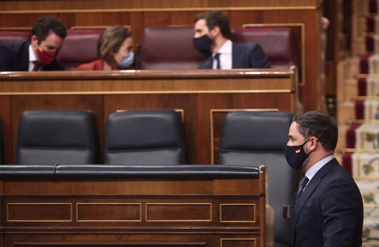 El presidente de Vox, Santiago Abascal, pasa por delante de la bancada del líder del PP, Pablo Casado, en la moción de censura de Vox.