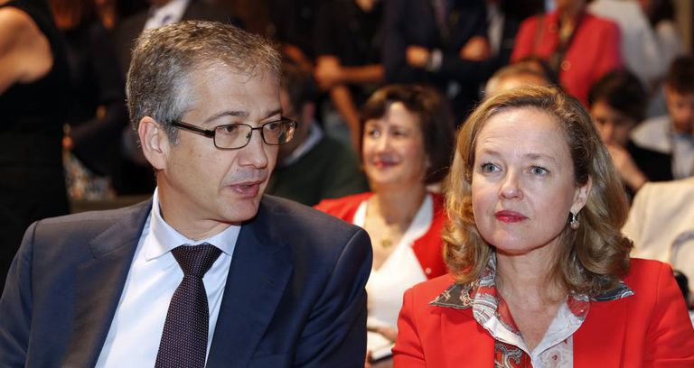 El gobernador del Banco de España, Pablo Hernández de Cos, y la ministra de Asuntos Económicos, Nadia Calviño.