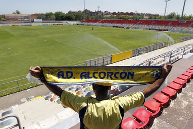 Un hincha en el estadio de fútbol del Alcorcón.